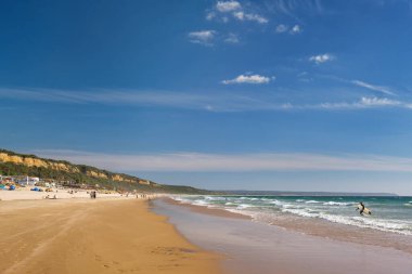 Fonte da Telha sahilindeki Sandy Atlantik Okyanus Sahili, Costa da Caparica, Portekiz