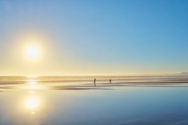 Ocean Atlantycki Zachód Słońca Słońcem Falami Falującymi Szerokim Piasku Plaży — Zdjęcie stockowe