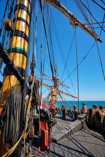 Deck Com Mastro Cordas Bowspirit Madeira Idade Veleiro — Fotografia de Stock