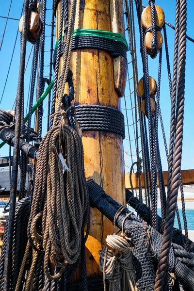 Mast Old Wooden Age Sail Sailing Ship Ropes Cordage Shroud — Stock Photo, Image