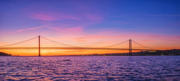 Панорама Моста Abril Знаменитая Туристическая Достопримечательность Лиссабона Соединяющая Лиссабон Алмаду — стоковое фото
