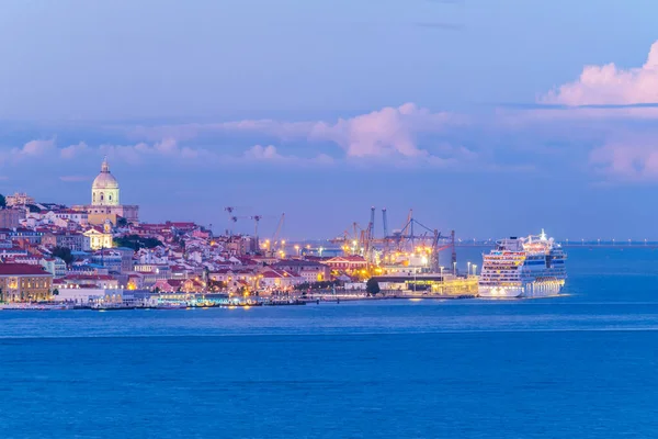 Вид Лиссабон Через Реку Тагус Пришвартованным Круизным Лайнером Вечерние Сумерки — стоковое фото