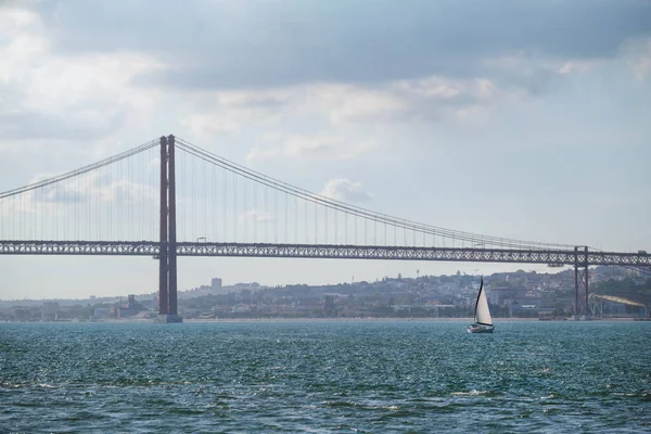 Lizbon Ünlü Turistik Beldesi Abril Köprüsü Tagus Nehri Üzerinde Lisboa — Stok fotoğraf