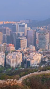 Inwang dağın günbatımı üzerinde hava manzara Seoul şehir cityscape ve Namsan Seul kulesi. Seoul, Güney Kore.
