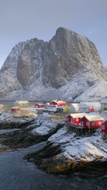 유명한 상징적인 Hamnoy Rorbu Lofoten 노르웨이에 겨울에 떨어지는 — 비디오