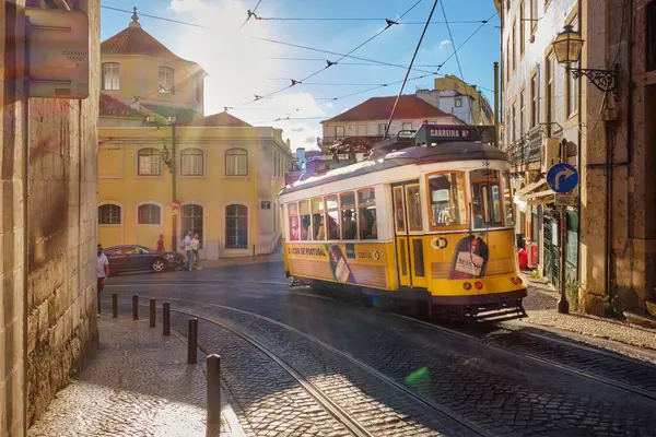 Λισαβόνα Πορτογαλία Σεπτεμβρίου 2022 Διάσημο Vintage Κίτρινο Τραμ Στα Στενά — Φωτογραφία Αρχείου