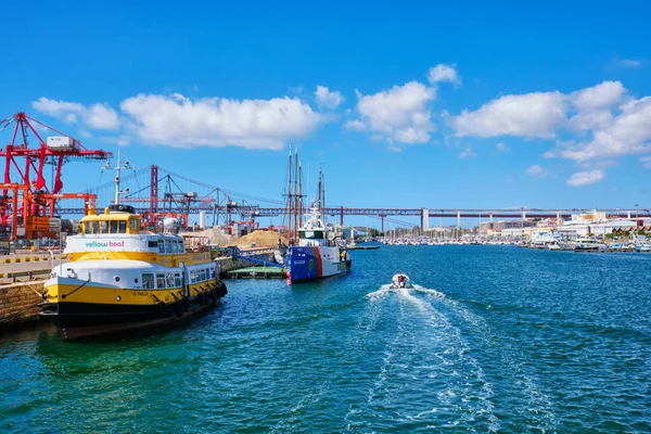 葡萄牙里斯本 2022年9月6日 里斯本港 有停泊的黄船和巡逻船 Patrol Vessel Bojador 和快艇在阳光灿烂的日子停泊 葡萄牙里斯本Tagus河 — 图库照片