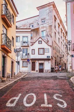 Lizbon, Portekiz - 20 Eylül 2022: 16. yüzyılda Alfama 'nın Rua dos Cegos semtinde inşa edilen Lizbon' daki en eski ev 500 yıldan daha yaşlıdır ve 1755 yılındaki depreme dayanmayı başarmıştır.