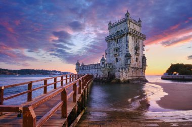 Belem Kulesi veya St Vincent Kulesi - Lisboa 'nın ünlü turizm merkezi - Tagus Nehri Tejo kıyısında dramatik gökyüzü ile akşam üstü. Lizbon, Portekiz