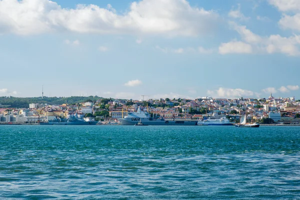 Uitzicht Rivier Taag Met Toeristische Boot Afgemeerde Navo Oorlogsschepen Lissabon — Stockfoto