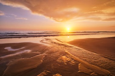 Fonte da Telha sahilinde dalgalanan dalgalarla Atlantik Okyanusu 'nun batışı, Costa da Caparica, Portekiz