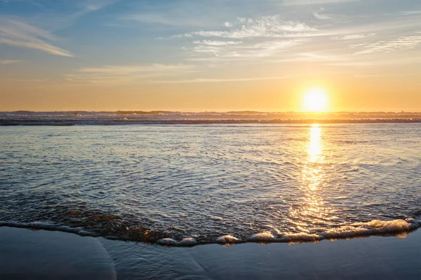 Ocean Atlantycki Zachód Słońca Falami Plaży Fonte Telha Costa Caparica — Zdjęcie stockowe