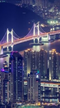 Busan, Güney Kore hava görünümünü timelapse geceleri. Dikey kaydırma hareketlerle