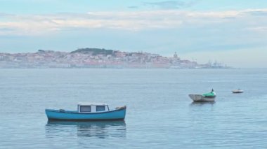 Sisli bir sabahta Tagus Nehri 'nde balıkçı tekneleri. Lisbon da sisli arka planda. Lizbon, Portekiz
