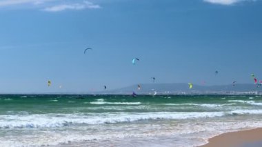 Uçurtma sörfü uçurtma sörfü uçurtma sörfü uçurtmaları Atlantik Okyanusu kıyısında Fonte da Telha plajı, Costa da Caparica, Portekiz