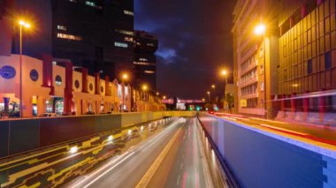 Lizbon şehir manzarasının alacakaranlıkta hızlandırılması - uzun süreli hareketli sokak trafiği Amoreiras, Lizbon, Portekiz 'deki trafik ışıklarını bulanıklaştırdı