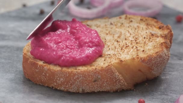 Yaban Turpu Pancar Ezmesi Ekmek Dilimlerinin Üzerine Bıçakla Serpiştiriliyor — Stok video