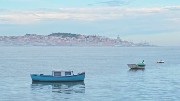 Рыбацкие Лодки Реке Тагус Туманным Утром Лиссабоном Заднем Плане Туманом — стоковое видео