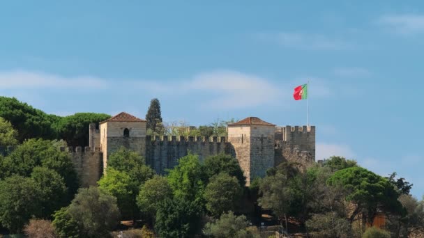 セントジョージ城カステロ ホルヘ ポルトガル ウォーキング観光客と大きなポルトガル国旗 — ストック動画