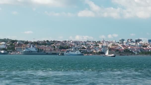 利用旅游船和停泊在葡萄牙里斯本的北约军舰俯瞰塔格斯河 — 图库视频影像