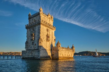 Belem Kulesi veya St. Vincent Kulesi - Lisboa 'nın ünlü turizm merkezi - gün batımında Tagus Nehri Tejo kıyısında. Lizbon, Portekiz turist yatıyla