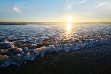 Fonte da Telha sahilinde dalgalanan dalgalarla Atlantik Okyanusu 'nun batışı, Costa da Caparica, Portekiz
