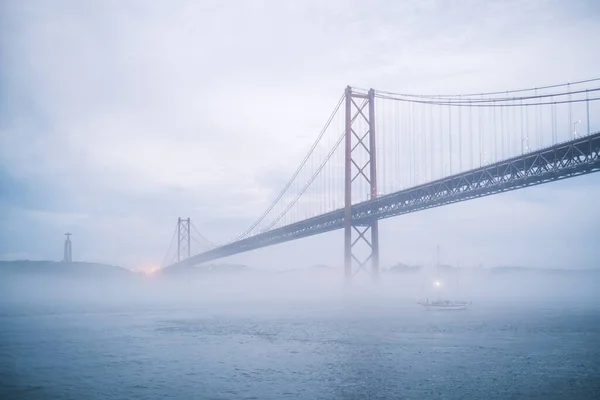 Lizbon Ünlü Turistik Beldesi Abril Köprüsü Nün Lisboa Almada Yoğun — Stok fotoğraf