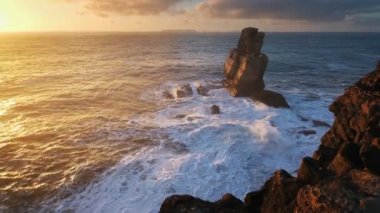 Cabo Carvoeiro, Peniche, Portekiz 'de gün batımında okyanus kıyısındaki kayalık.