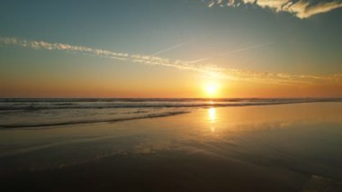 Fonte da Telha sahilinde dalgalanan dalgalarla Atlantik Okyanusu 'nun batışı, Costa da Caparica, Portekiz