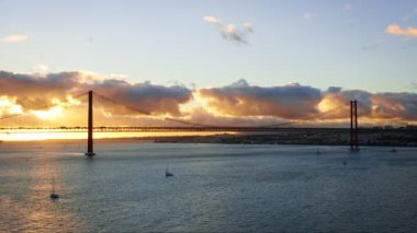 25 de Abril Köprüsü 'nün Lizbon' un ünlü turistik beldesi Tagus nehri üzerindeki Setubal Yarımadası 'nda Lisboa ve Almada' yı gün batımında turist yatıyla birbirine bağlıyor. Lizbon, Portekiz