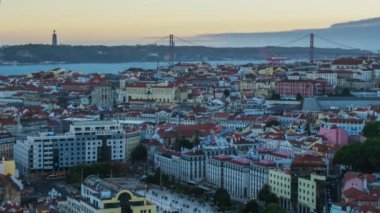 Lizbon 'un Miradouro da Senhora do Monte turistlerinin 25 Nisan Köprüsü, Alfama eski şehir bölgesi üzerindeki ünlü manzarası. Lizbon, Portekiz. Kamera eğim efekti