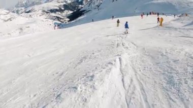 Birinci şahıs bakış açısı FPV birinci şahıs bakış açısı Dolomitlerdeki alp kayak POV 'u. İtalya 'da Dolomitler' de kayak yapan insanlarla kayak merkezi. Kayak alanı Belvedere. Canazei, İtalya