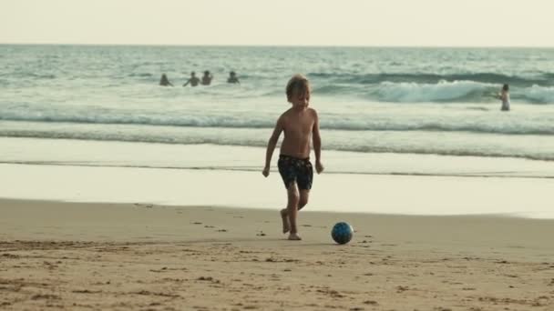 男孩在大西洋的海滩上玩球玩得很开心 Fonta Telha海滩 葡萄牙 Costa Caparica — 图库视频影像