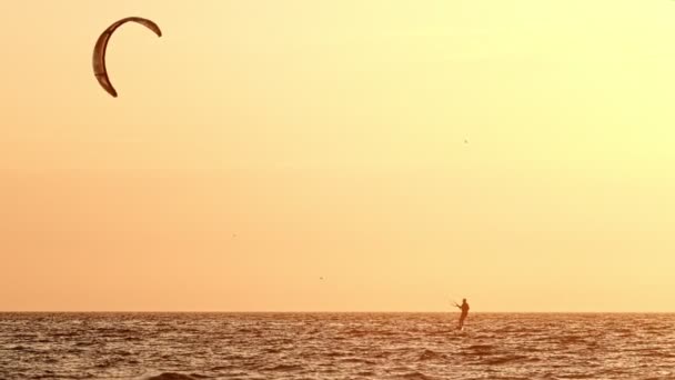 Foiling Kitesurfing Kitesurfing Kitesurfer Silhouette Atlantik Bei Sonnenuntergang Strand Von — Stockvideo