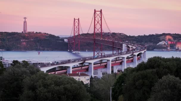 ミラドゥロからのリスボンの眺め バヴィトはタガス川とアルヴィトの観光地 4月25日の交通 そして夕日にはキリストの王像 リスボン ポルトガル — ストック動画