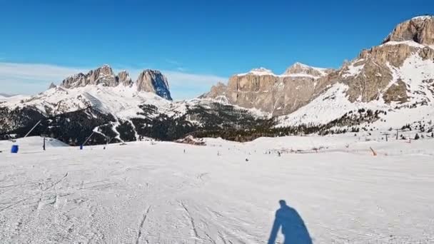 Widok Pierwszej Osoby Fpv Punkt Widzenia Pov Narciarstwa Alpejskiego Dolomitach — Wideo stockowe