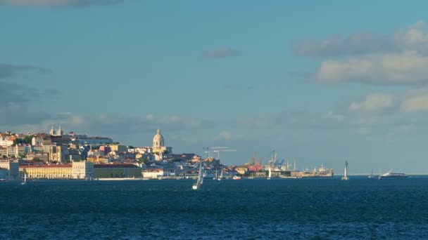 日落时乘坐游艇 旅游船和渡船从阿尔马达俯瞰里斯本塔古斯河 葡萄牙里斯本 — 图库视频影像