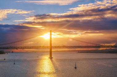 25 de Abril Köprüsü 'nün Lizbon' un ünlü turistik beldesi Tagus nehri üzerindeki Setubal Yarımadası 'nda Lisboa ve Almada' yı gün batımında turist yatıyla birbirine bağlıyor. Lizbon, Portekiz