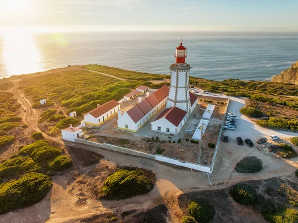 Cabo Espichel Cape Espichel 'deki deniz fenerinin hava aracı görüntüsü Atlantik Okyanusu' nda gün batımında. Sesimbra, Portekiz