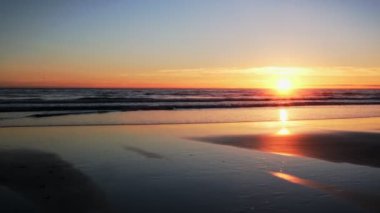 Fonte da Telha sahilinde dalgalanan dalgalarla Atlantik Okyanusu 'nun batışı, Costa da Caparica, Portekiz