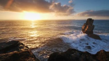 Cabo Carvoeiro, Peniche, Portekiz 'de gün batımında okyanus kıyısındaki kayalık.