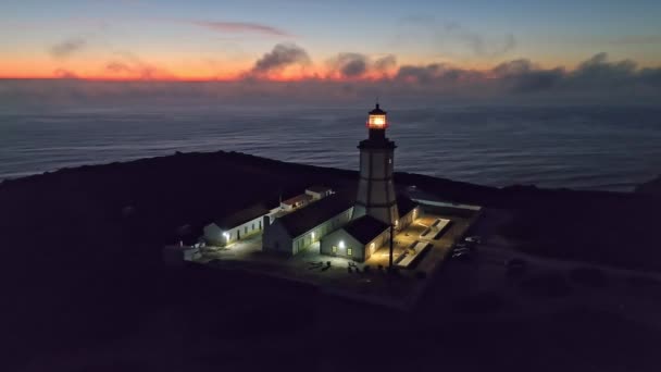 晚上在大西洋上的埃斯皮切角灯塔的空中无人驾驶图像 葡萄牙塞辛布拉轨道视差射击 — 图库视频影像