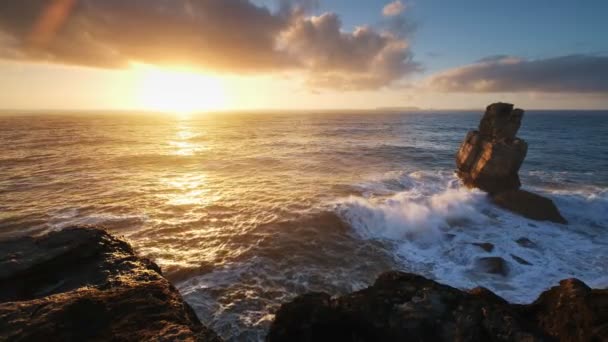 Cabo Carvoeiro Peniche Portekiz Gün Batımında Okyanus Kıyısındaki Kayalık — Stok video