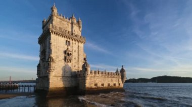 Belem Kulesi veya St. Vincent Kulesi - Lisboa 'nın ünlü turizm merkezi - gün batımında Tagus Nehri Tejo kıyısında. Lizbon, Portekiz