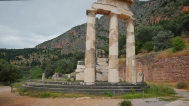 Yunanistan 'ın antik Delphi kentindeki Athena Pronoia tapınağının kalıntılarındaki Doric sütunlu Tholos. Dolly vurdu.
