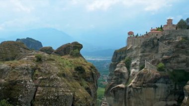 Yunanistan 'ın ünlü meteoroloji merkezi Meteora' daki Varlaam Manastırı ve Büyük Meteoron Manastırı günbatımında manzara manzarası ile. Yatay kamera tavası