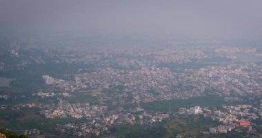 Udaipur şehrinin panoramik hava manzarası ve Hindistan, Rajasthan 'daki Sajjangarh Muson Sarayı' ndan Pichola Gölü. Yatay kamera tavası