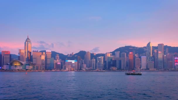 香港的天际线城市景观位于维多利亚港的市中心摩天大楼在傍晚点亮 Hong Kong China — 图库视频影像