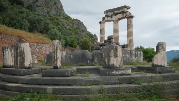 在古希腊德尔斐的雅典娜 普洛诺亚神庙遗址的圣所里 有多利奇柱的索罗斯人 Dolly Shot — 图库视频影像