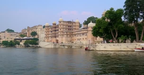 ピチョラ湖でボートを移動からウダイプール市宮殿の景色 豪華な宮殿は ラジャスタン州のムエール朝の支配者と有名な観光インドのランドマークのラージプット建築です 信じられないほどのインド遺産 — ストック動画